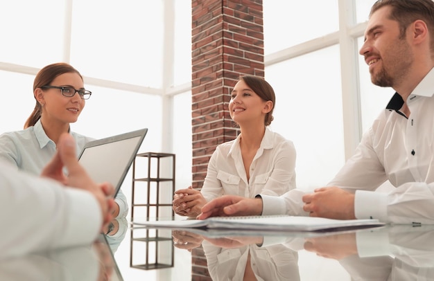 Equipo empresarial discutiendo los términos del nuevo concepto contractbusiness