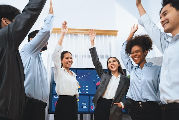 Un equipo empresarial diverso celebra una reunión exitosa con la expresión Concord