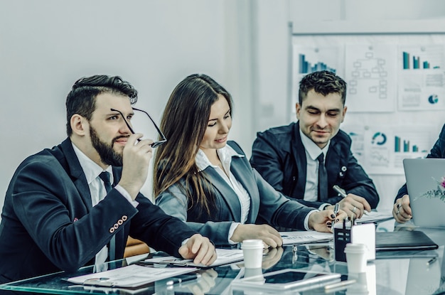 Equipo empresarial exitoso está preparando una presentación de una nueva fi