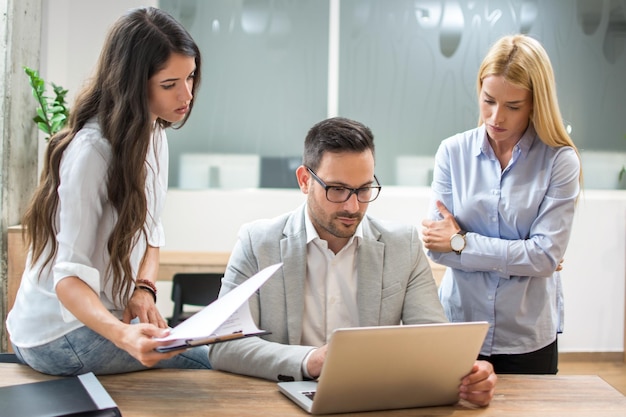 Un equipo empresarial exitoso trabajando en un nuevo proyecto en la oficina