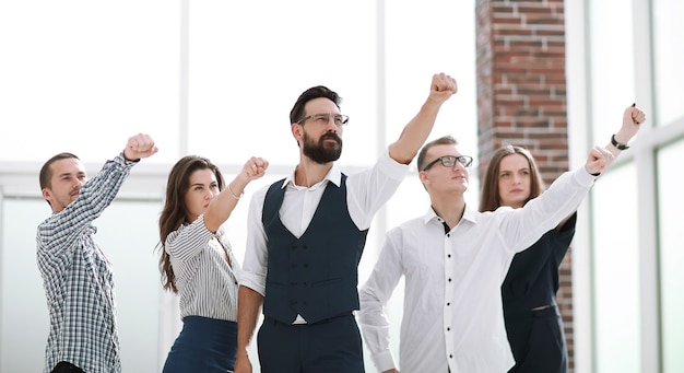 Foto equipo empresarial mostrando su confianza en ganar