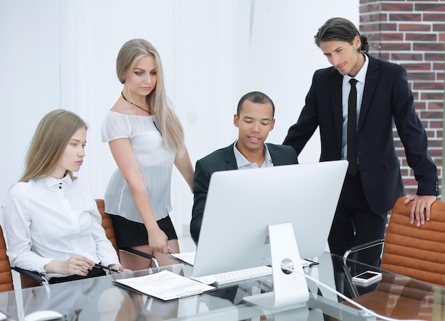 equipo empresarial trabajando en un nuevo proyecto empresarial