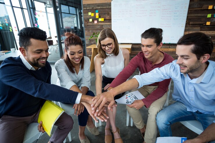 Foto equipo de empresarios formando mano pila