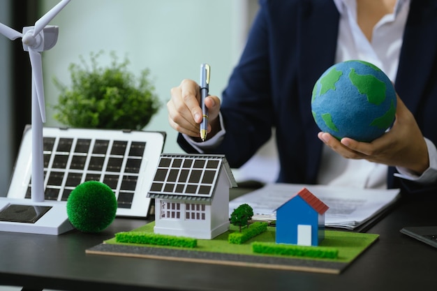 Equipo de empresarios haciendo lluvia de ideas usando computadoras portátiles tabletas para trabajar en tecnología y negocios Empresas verdes basadas en energías renovables y calentamiento global Reducir las emisiones de CO2