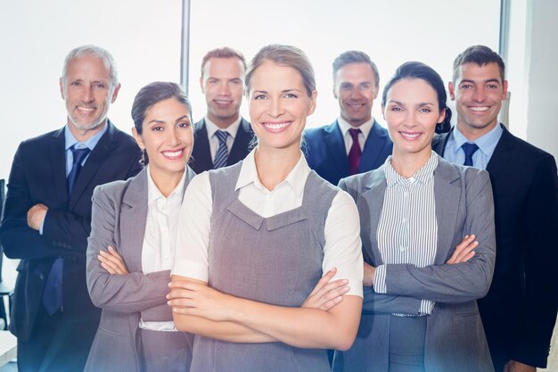 Equipo de empresarios posando juntos en la oficina