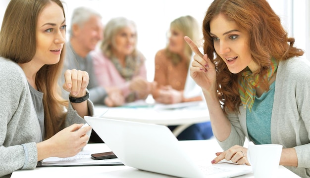 Equipo de empresarios que trabajan junto con una computadora en la oficina