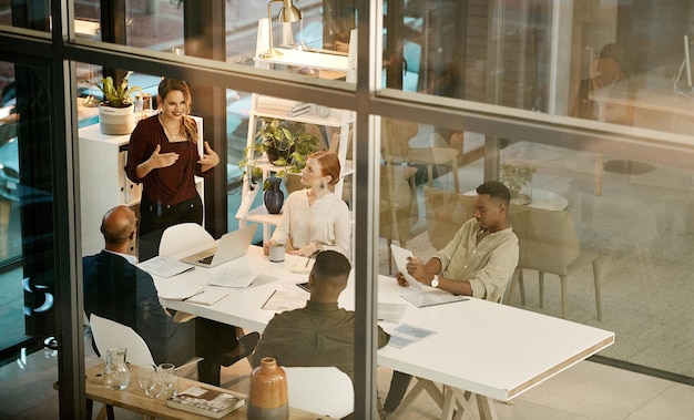 Equipo de empresarios reunidos para discutir ideas, visión y estrategia para proyectos en una agencia de marketing Líder y gerente entrenando a un grupo de colegas durante una presentación en una sala de juntas de oficina