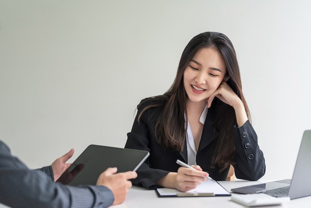 Equipo de empresarios reunidos para encontrar una idea para trabajar juntos en la oficina.