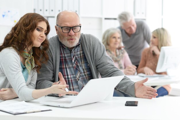 Equipo de empresarios trabajando juntos