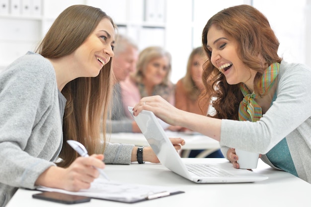 Equipo de empresarios trabajando juntos