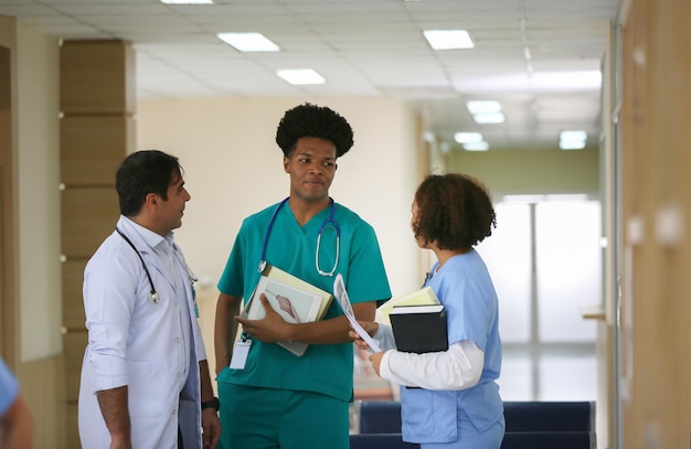 Equipo de enfermera y médico listo para el día de trabajo