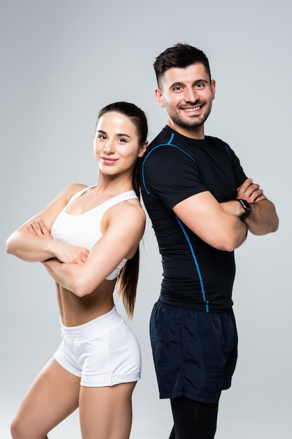 Equipo de entrenadores de fitness hombre y mujer aislado sobre fondo blanco.