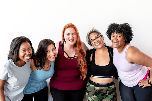 Equipo de entrenamiento femenino feliz en el gimnasio