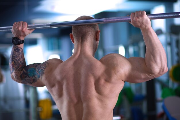 Equipo de entrenamiento en gimnasio deportivo