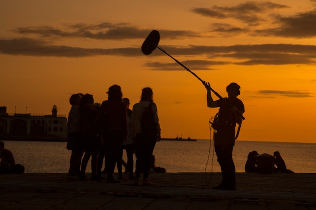 Equipo de equipo de filmación filmando escena de película