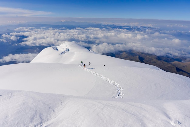 Equipo de escalada en una cresta nevada