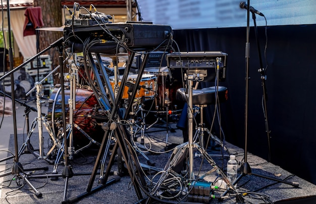 Equipo de escenario para un concierto. Escenario de concierto antes de una actuación musical.