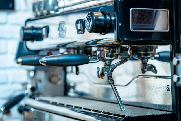 Equipo especial para hacer café Proceso de preparación de café en la cocina Hacer café en una máquina de café moderna Primer plano