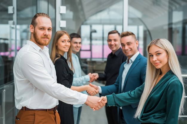 equipo de especialistas se dan la mano en el trabajo