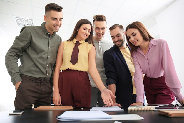 Foto equipo de especialistas dedicados al trabajo en proyecto empresarial.