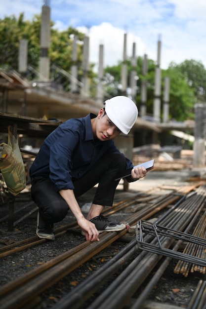 Equipo de especialistas e ingenieros civiles que inspeccionan el sitio de construcción de edificios industriales