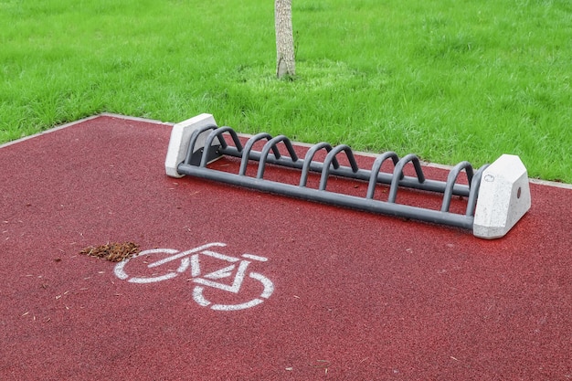 Equipo para estacionar bicicletas en un parque de la ciudad