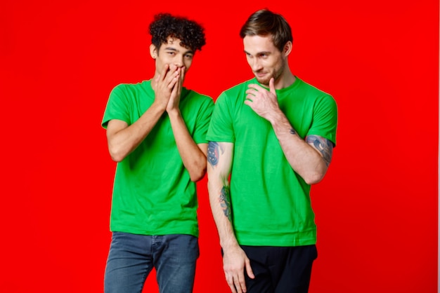 Equipo de estudio de comunicación de camiseta verde de dos hombres