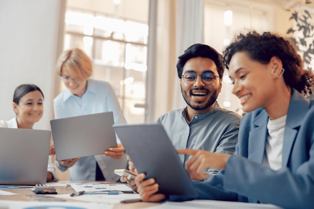 El equipo exitoso está trabajando juntos en la oficina moderna Concepción de negocios
