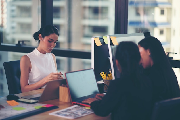 Equipo exitoso. Grupo de jóvenes empresarios que trabajan y se comunican juntos en una oficina creativa.