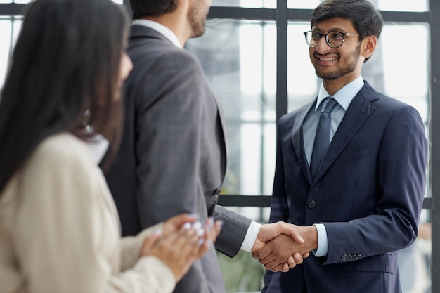 Equipo exitoso de jóvenes empresarios de perspectiva en la oficina