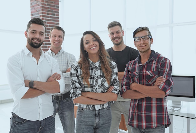 Foto equipo exitoso de jóvenes