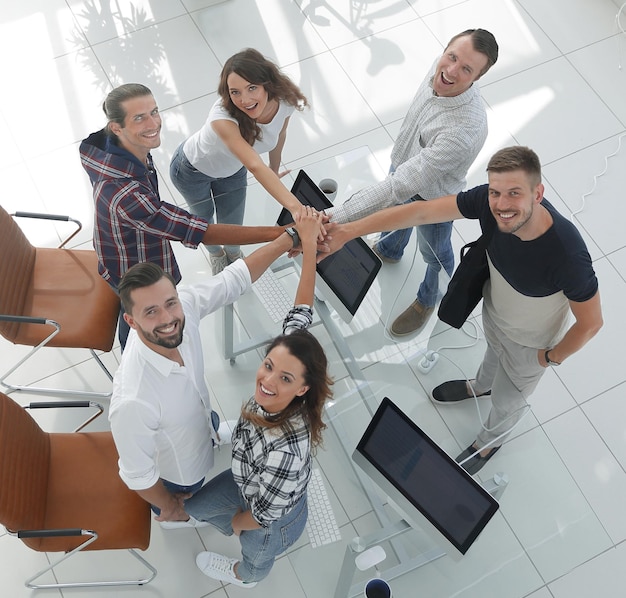 Foto equipo exitoso con las manos juntas