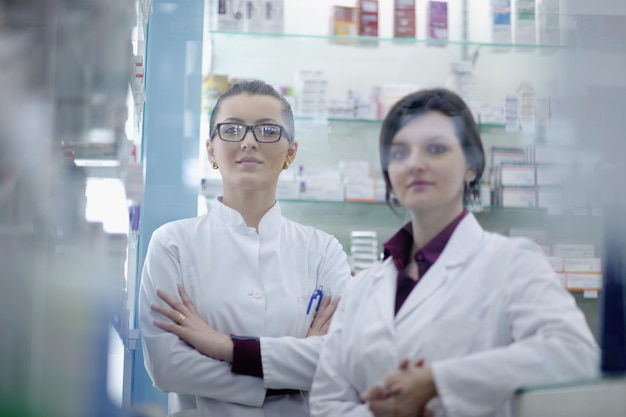 Foto equipo de farmacéutico químico grupo de mujeres de pie en la farmacia farmacia