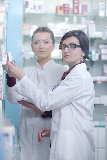 equipo de farmacéutico químico grupo de mujeres de pie en la farmacia farmacia