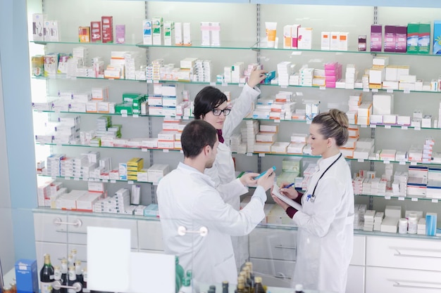 equipo de farmacéutico químico mujer y hombre grupo de pie en la farmacia farmacia