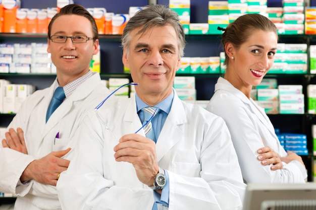 Equipo de farmacéuticos en farmacia.