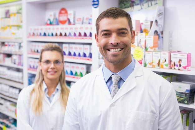 Equipo de farmacéuticos sonriendo a la cámara