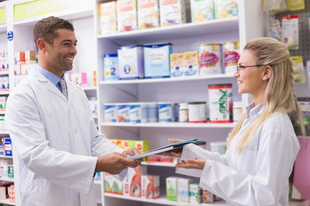 Equipo de farmacéuticos sonriendo a la cámara