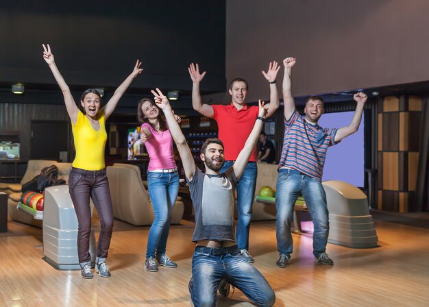 Foto equipo feliz en bolos