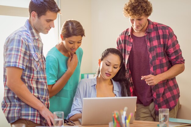 Foto equipo feliz mirando su trabajo