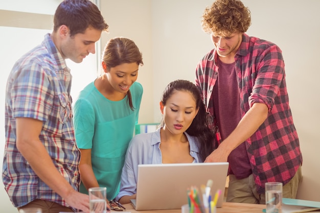 Foto equipo feliz mirando su trabajo.