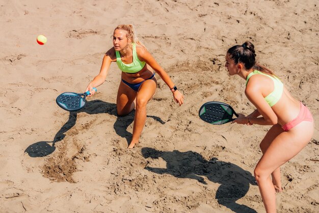 Equipo Femenino Jugando Tenis Playa