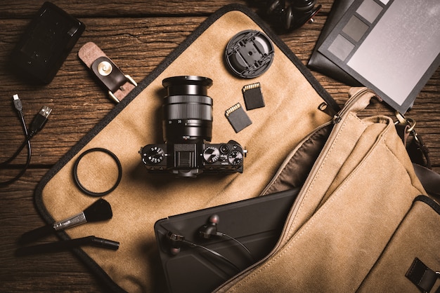 Equipo de fotografía en mesa de madera