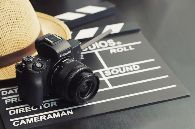 Foto equipo de fotografía profesional de fotógrafos en el estudiocanon eos m50 con lente es un nuevo modelo de cámara apsc sin espejo y lcd ahora puede volverse para vlogging y selfies