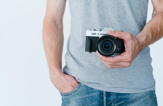 Equipo de fotografía tecnología electrónica moderna para el ocio creativo hombre irreconocible con cámara fotográfica en las manos