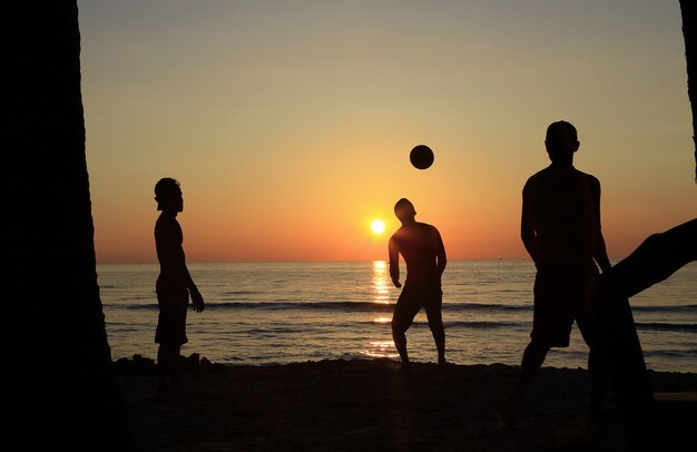 El equipo de fútbol masculino, los ensayos jugando al fútbol en la playa.