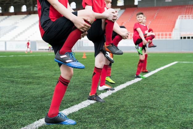 Equipo de fútbol que se extiende en el campo