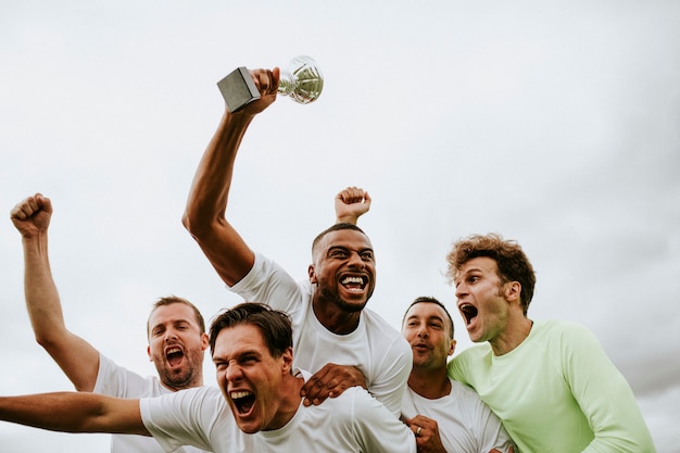 Equipo de futbolistas celebrando su victoria.