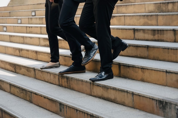 equipo de gente joven caminando rápido escaleras yendo a tiempo de trabajo