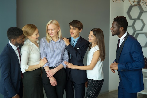 equipo de gente joven hermosa en la oficina